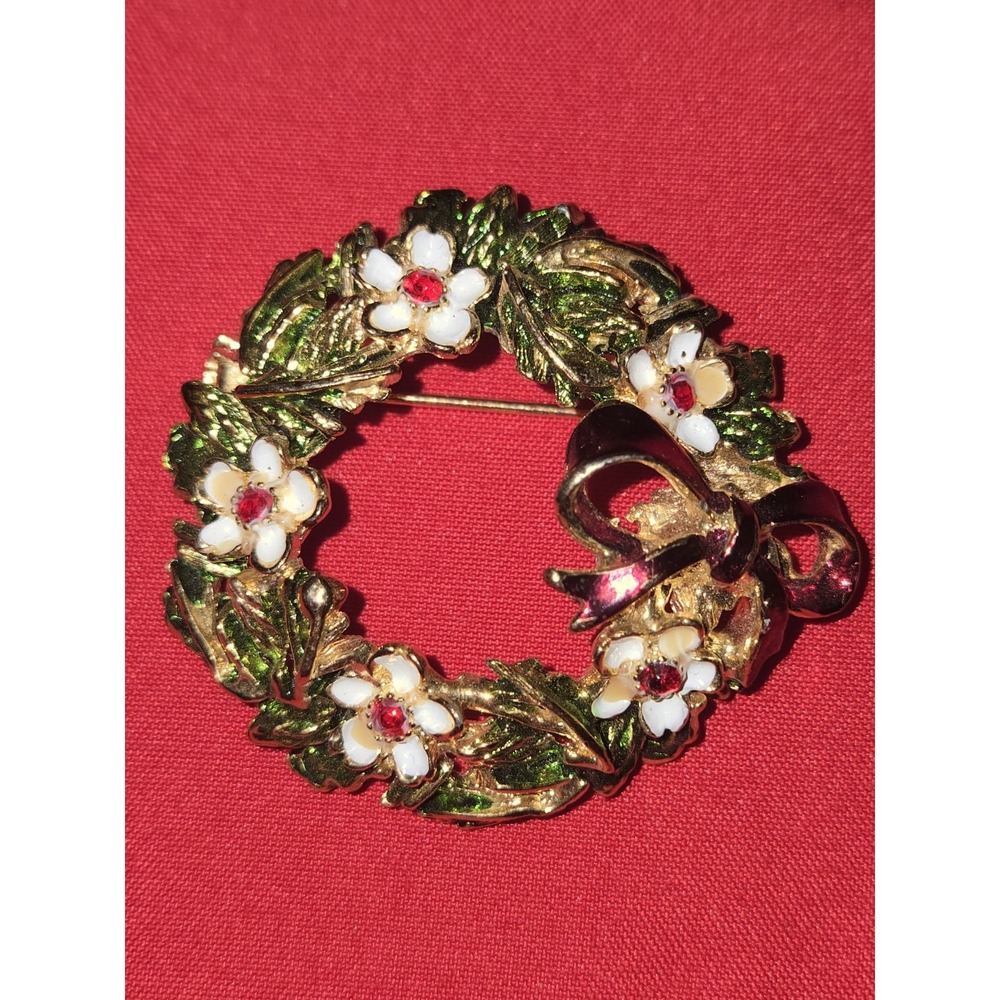 80s 90s Vintage Enamel Christmas Wreath Brooch Pin White Flowers Red Stones/Bow